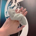 Détail d'un chouchou en peluche vert clair montrant la texture douce de la fausse fourrure - vert clair