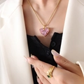 Collana a cuore dorata con pendente in zircone rosa scintillante vista sul modello - Collana in Zircone Rosa Dorato (P456)