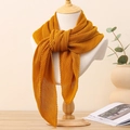 Foulard quadrato in cotone e lino stropicciato giallo zenzero su un manichino - Curcuma