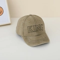 Dettaglio del cappellino da baseball kaki lavato con ricamo nero KING stile vintage - Cachi