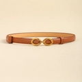 Détail d'une fine ceinture en cuir marron avec boucle dorée à double anneau et surpiqûres - Chameau