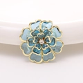 Exquisite vergoldete Kamelienbrosche mit meerblauen Blütenblättern und funkelndem Kristall - 37mm / Blau