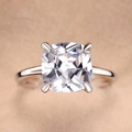 Anello di fidanzamento in argento con zircone a taglio cushion e classica montatura a griffe - US 6 / F1817 Taglio a Cuscino
