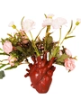 Détail macro du vase en forme de cœur anatomique brun-rouge avec fleurs artificielles - Rouge