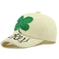 Stroh-Baseballkappe in Cremeweiß mit grüner Kleeblatt-Stickerei und künstlerischer Schrift - Handbemaltes Kleeblatt (Beige)