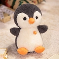 Grau-weiße Pinguin-Plüschpuppe mit orangefarbenem Gänseblümchen auf Plüschteppich - Normaler Pinguin / 25cm