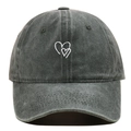 Dettaglio del ricamo a cuore bianco su un cappellino in cotone lavato grigio scuro - Regolabile / Verde Militare