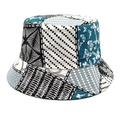 Dettaglio di un cappello a secchiello patchwork con farfalle, pois e motivi blu vivaci - Patchwork Geometrico Farfalla Blu Lago (3#)