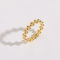 Dettaglio macro dell'anello con perline placcato oro 14K con texture metallica - US 6 / Oro 14K