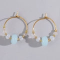 Elegante goldene Creolen mit hellblauen und milchweißen facettierten Naturperlen - Hellblau/Weiß