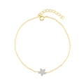 Detalle de la pulsera dorada con flor de cristal blanco brillante en una fina cadena de eslabones - Plata 925 / Circoncito Blanco - Color Dorado