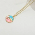 Collar dorado Star Ocean con colgante de luna y planeta en esmalte rosa y azul - Cielo estrellado