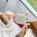 Funkelnde Strass-Kopfhörerhülle für Airpods Pro in der Hand gehalten bei natürlichem Licht - AB Strass / Airpods 1/2