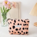 Rosa Plüsch-Kosmetiktasche mit Leopardenmuster, Love Youth Etikett und Goldreißverschluss - Rosa
