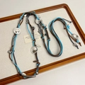 Dettaglio della collana bohémien in camoscio con perle d'argento e ciondoli su lino - Collana-Stile Lungo