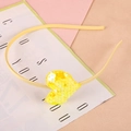 Serre-tête jaune doux jaune avec un charmant cœur à paillettes sur un fond pastel coloré - Serre-tête Jaune