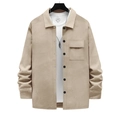 Détail de la surchemise en velours beige avec texture riche, poche poitrine et boutons - S / Kaki