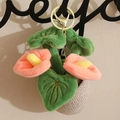 Rosa Plüsch-Anthurie-Schlüsselanhänger mit grünen Blättern und beigem gewebtem Topf - 10cm Schlüsselanhänger Stil / Rosa