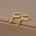 Détail macro de boucles d'oreilles carotte avec cristaux jaunes sur argent S925 doré - Or Citron