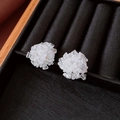 Élégantes boucles d'oreilles boules de perles blanches sur boîte à bijoux en velours noir - Boucles d'oreilles sphériques en cristal de verre blanc