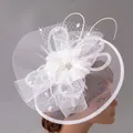 Elegante cappello bianco da cerimonia con strati di rete e fiore in piume e perline - Bianco