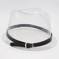 Detailansicht des schwarzen Leder-Hutbands mit silberner Metallschnalle auf einem Halter - Einheitsgröße / Sechs Schwarze Streifen