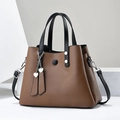 Sac à main minimaliste en cuir marron avec anses noires et chaîne à breloques cœur - Marron