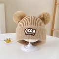 Berretto in maglia beige per bambini con doppi pompon e bordo in finta pelliccia - 2-5 Anni / Lettere OKAY / Cachi