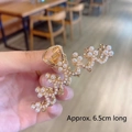 Elegant 6.5cm gold-tone hair claw clip with faux pearls in a floral wavy pattern - Crown Pearl
