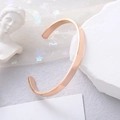 Bracelet jonc ouvert en forme de C or rose poli sur marbre au décor élégant - Or rose