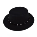Détail d'un chapeau noir en feutre avec des rivets argentés et des pointes coniques - M (56-58cm) / Noir