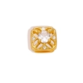 Détail d'un pendentif carré plaqué or 24K avec zircon et motif floral ajouré élégant - Carré Évidé en Strass (FOC04) / Or