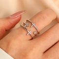 Dettaglio macro di un anello a strati in argento con croci di zirconi sulle dita - Croce cava multistrato / Argento