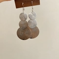 Boucles d'oreilles argentées à trois disques ronds avec textures radiales et crochets - Disque à texture radiale à trois couches argenté (MY36559)