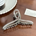 Pince à cheveux élégante en acétate gris avec strass sur un fond de bois - 11.3cm / Gris