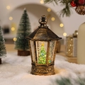 Primer plano de linterna navideña vintage de bronce con mini árbol de nieve y luces bokeh - Árbol de Navidad