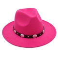 Detail eines rosenroten Fedora-Huts mit schwarzem Lederband und Silbernieten - Einheitsgröße (57cm) / Fuchsia