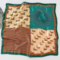 Französisches Vintage-Seidenquadrat mit Pferdedruck in Dunkelgrün und Beige - Grünes Ross