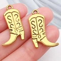 Gros plan de pendentifs bottes de cow-boy dorées pour accessoires de bijoux DIY - Botte de Cow-boy (19227) / 25x15mm