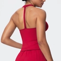 Detail van rode sportbeha met V-hals, racerback uitsparing en bijpassende shorts - S / Rood