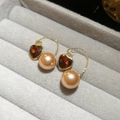 Detalle de pendientes de corazón ámbar y perla champán en estuche de terciopelo - Gancho de Oreja-Dorado-Marrón