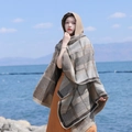 Cape à capuche ethnique avec motif à carreaux marron et beige dans un décor extérieur - LM0298 Quadrillage Épais - Gris & Camel