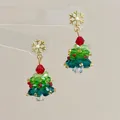Makroansicht handgefertigter Weihnachtsbaum-Ohrringe mit roten Kristallen und Schneeflocken - Schneeflocken-Ohrstecker-Silbernadel / Stud Ohrringe