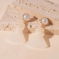 Pendientes de resina jaspeada en forma de abanico con perlas sobre fondo de piedra - Perno de plata-Blanco