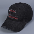 Dettaglio del berretto in denim consumato con scritte rosse ricamate su tessuto nero - M (56-58cm) / Nero