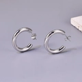 Orecchini a cerchio spessi a forma di C color argento con finitura a specchio lucida - Argento Medio / Diametro Esterno 2.5cm