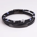 Detalle del conjunto de pulseras multicapa para hombre con cruz y cuentas azules - Negro