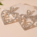 Dettaglio di orecchini a cuore in argento con cristalli a goccia su base in pietra - Stile Cuore con Strass Argento