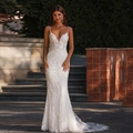 Elegante vestido de novia sirena de encaje blanco con escote en V y tirantes finos de lujo - US 2 / Blanco