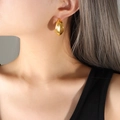 Orecchino a goccia minimalista a forma di C in finitura oro lucido per un look moderno - Oro
